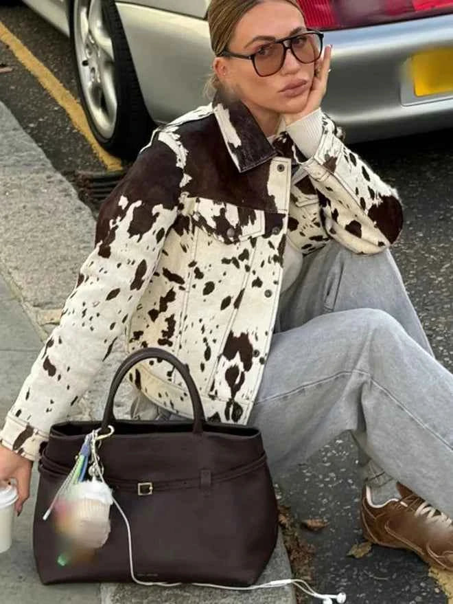 Jaqueta Feminina de Alfaiataria Curta com Quatro Bolsos e Botões Dourados – Manoir