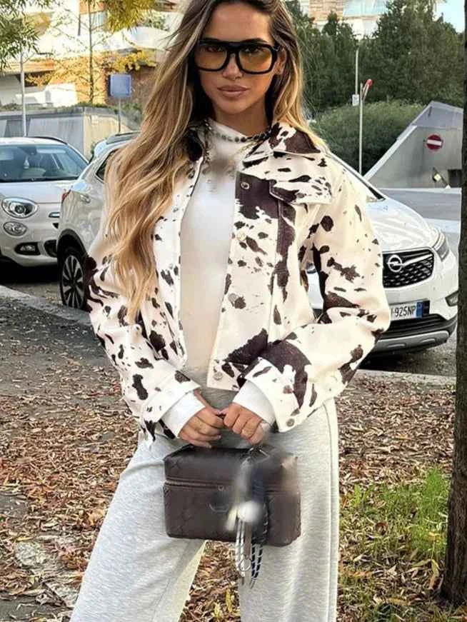 Jaqueta Feminina de Alfaiataria Curta com Quatro Bolsos e Botões Dourados – Manoir
