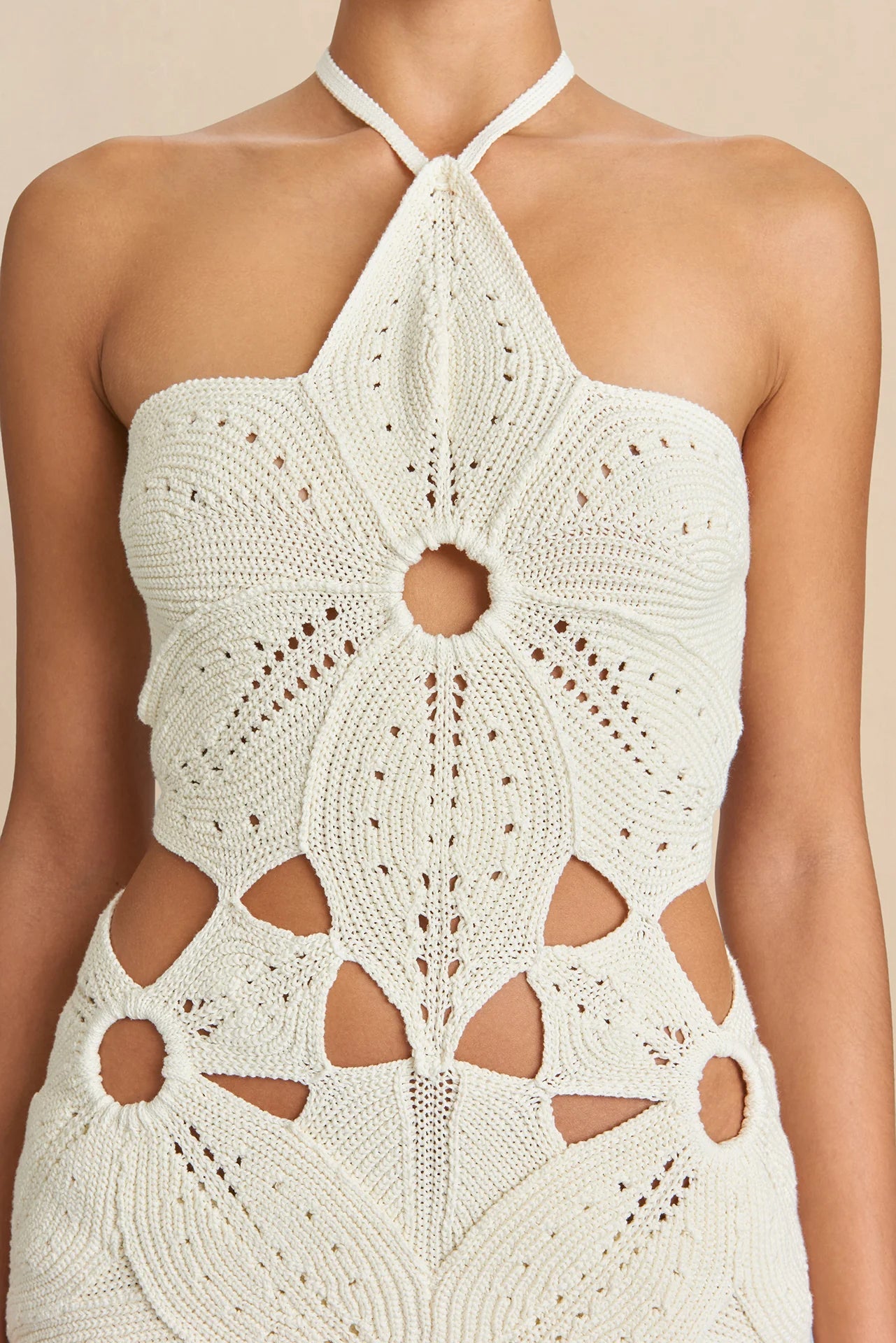 Vestido Curto de Crochê com Recortes Vazados e Flor 3D no Decote Halter – Charrier - VIEUX OFICIAL