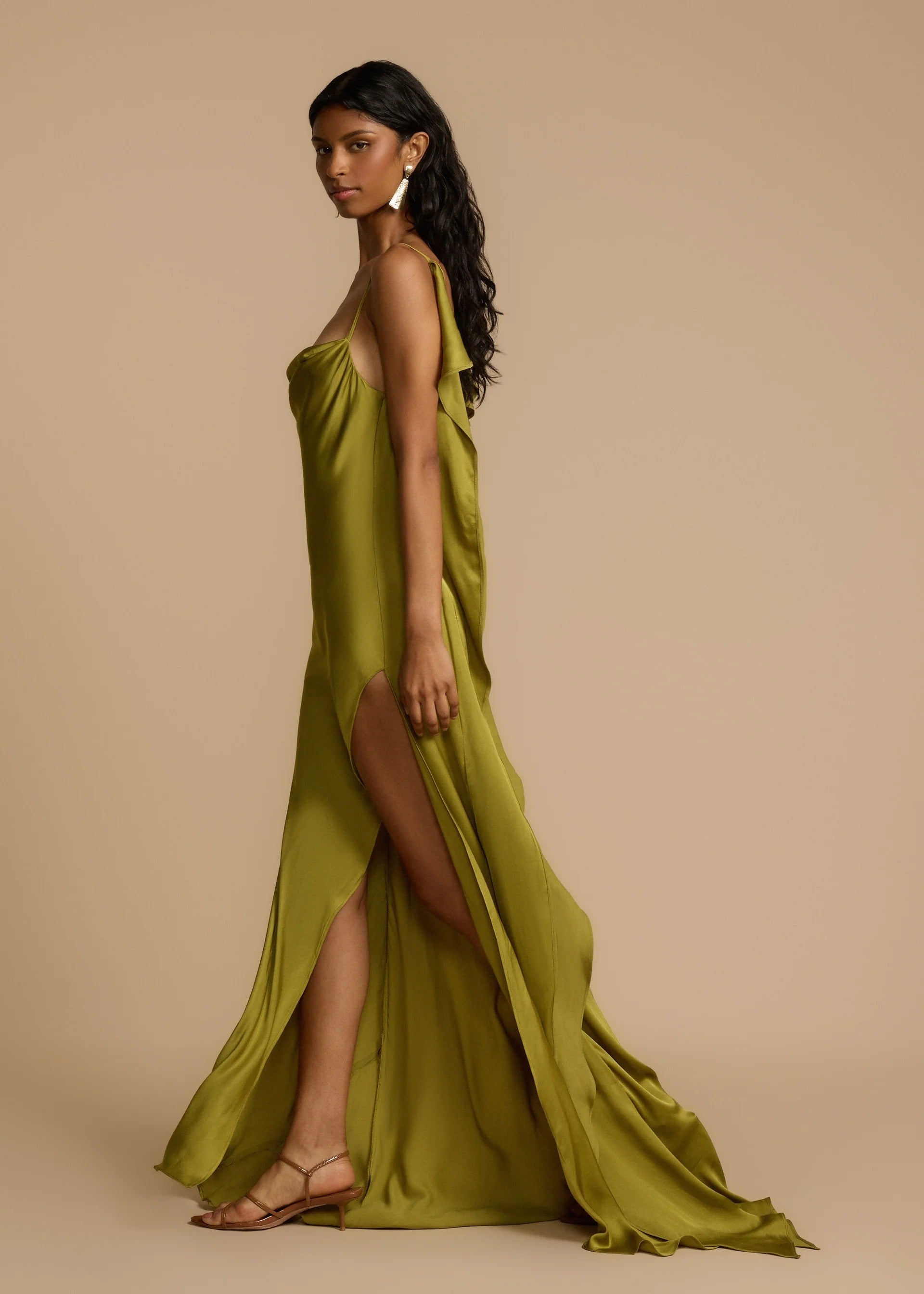 Vestido Longo de Festa em Cetim com Fenda Lateral e Decote Drapeado Feminino – VIENE - VIEUX OFICIAL
