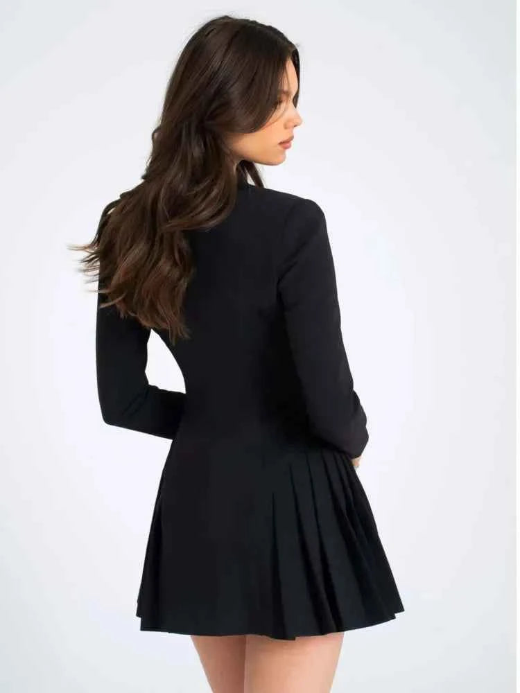 Vestido Blazer Curto Preto com Saia Plissada e Botões de Cristal – Boulud