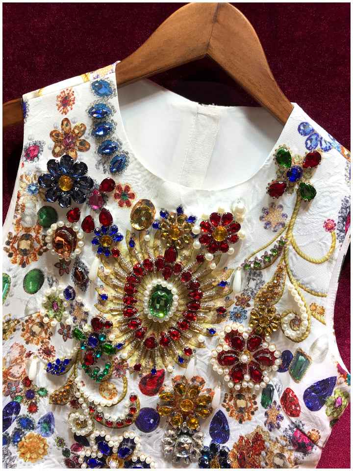 Vestido Curto Branco de Festa com Estampa de Joias Barrocas Coloridas – Olya VIEUX OFICIAL