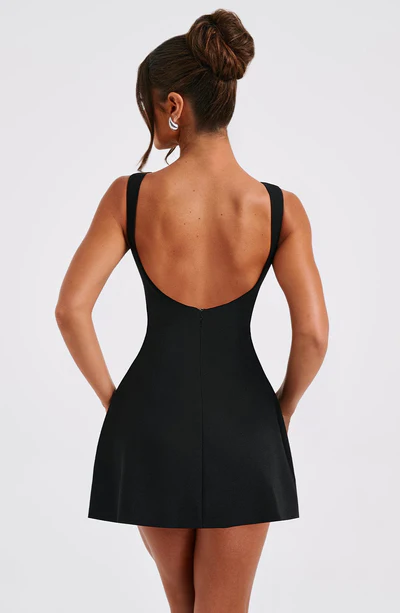 Vestido Curto Godê Preto com Decote Reto e Estrutura de Alta Costura – Aubusson VIEUX OFICIAL