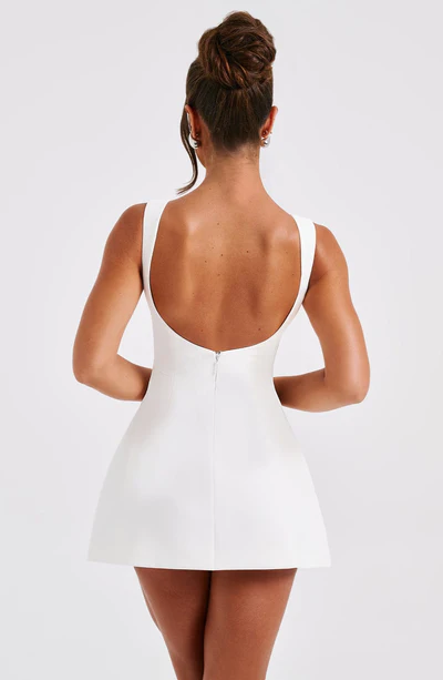 Vestido Curto Godê Preto com Decote Reto e Estrutura de Alta Costura – Aubusson VIEUX OFICIAL