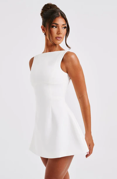 Vestido Curto Godê Preto com Decote Reto e Estrutura de Alta Costura – Aubusson VIEUX OFICIAL
