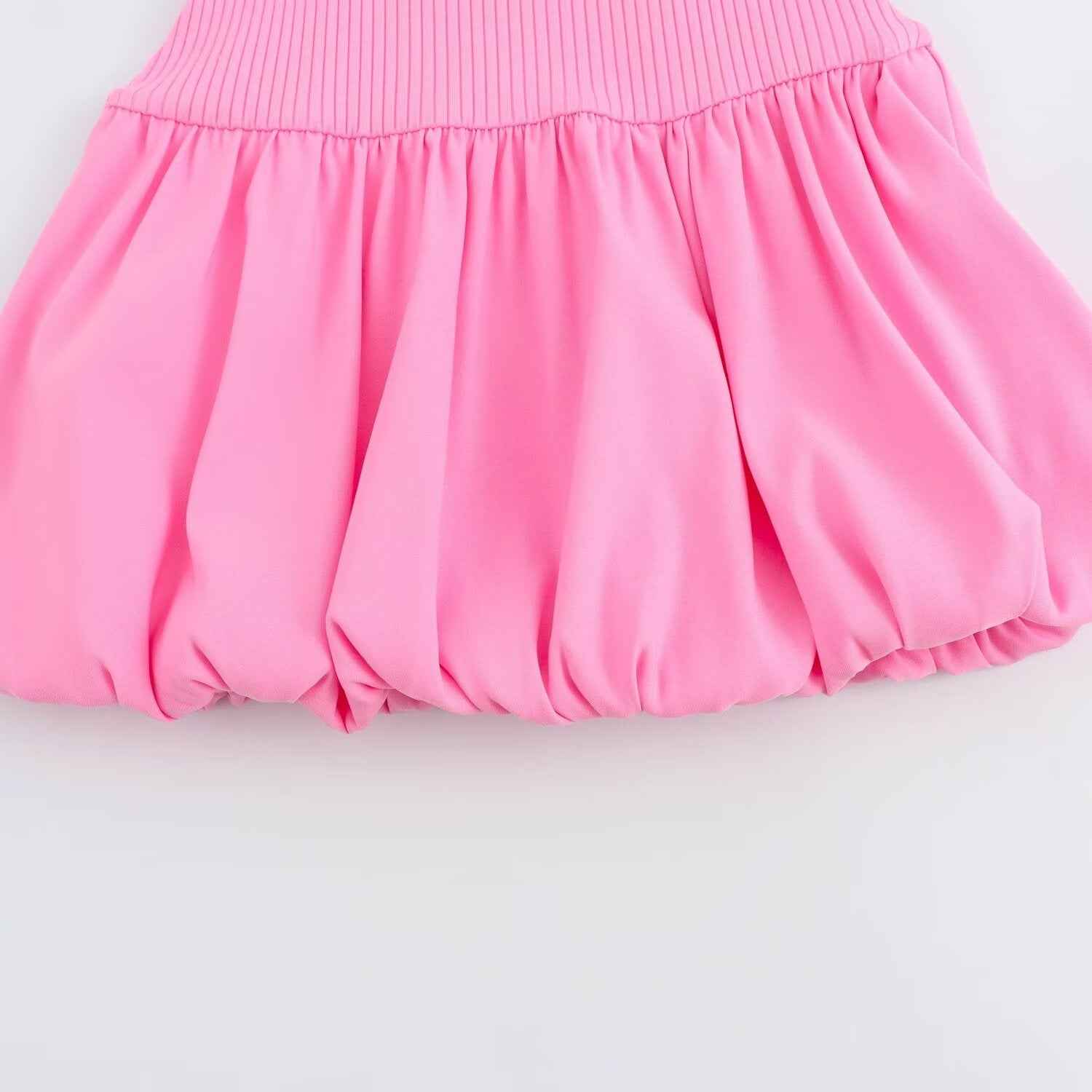 Vestido Curto Sem Manga em Tricot Canelado com Saia Godê de Alfaiataria – Béline VUE=IEUX OFICIAL
