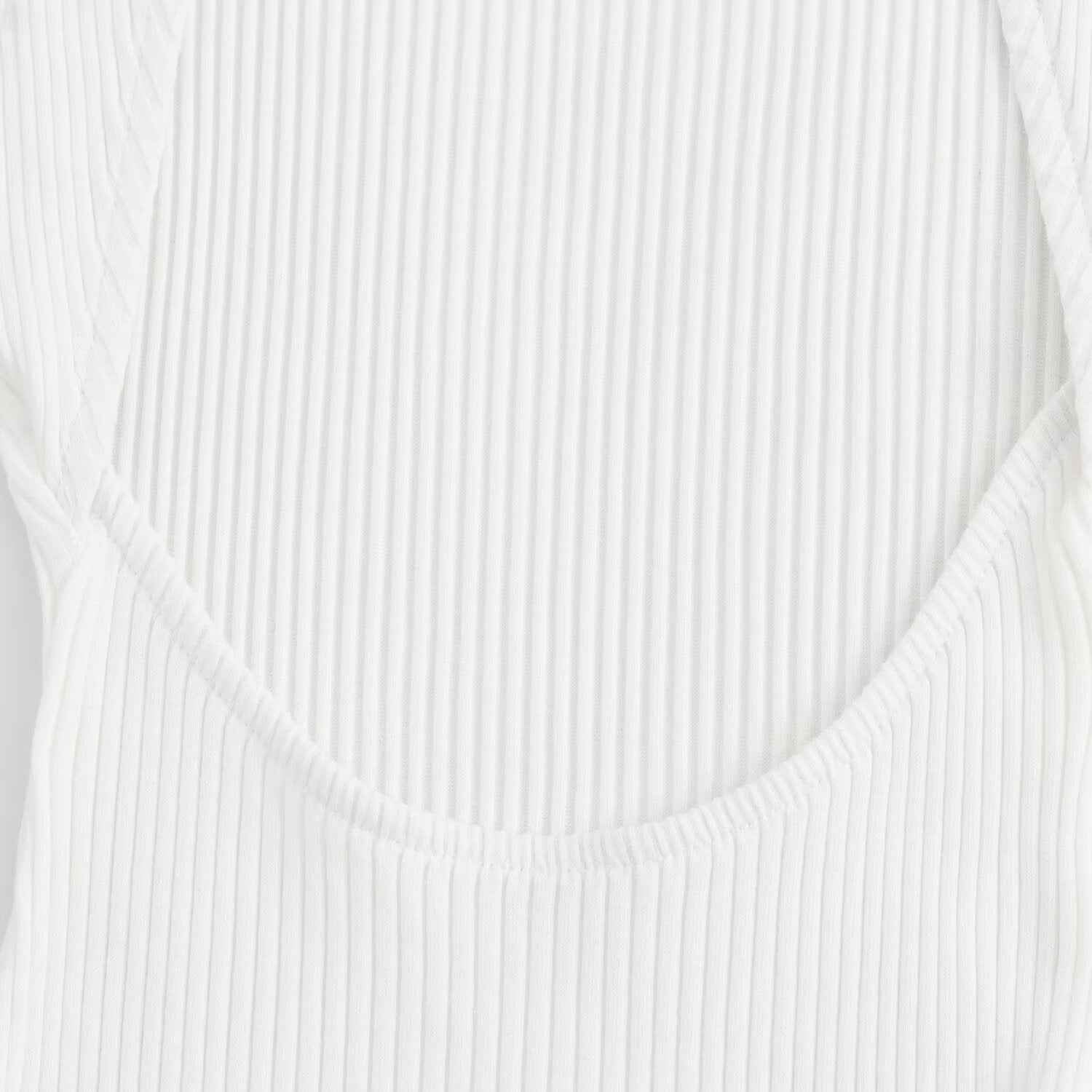 Vestido Curto Sem Manga em Tricot Canelado com Saia Godê de Alfaiataria – Béline VUE=IEUX OFICIAL