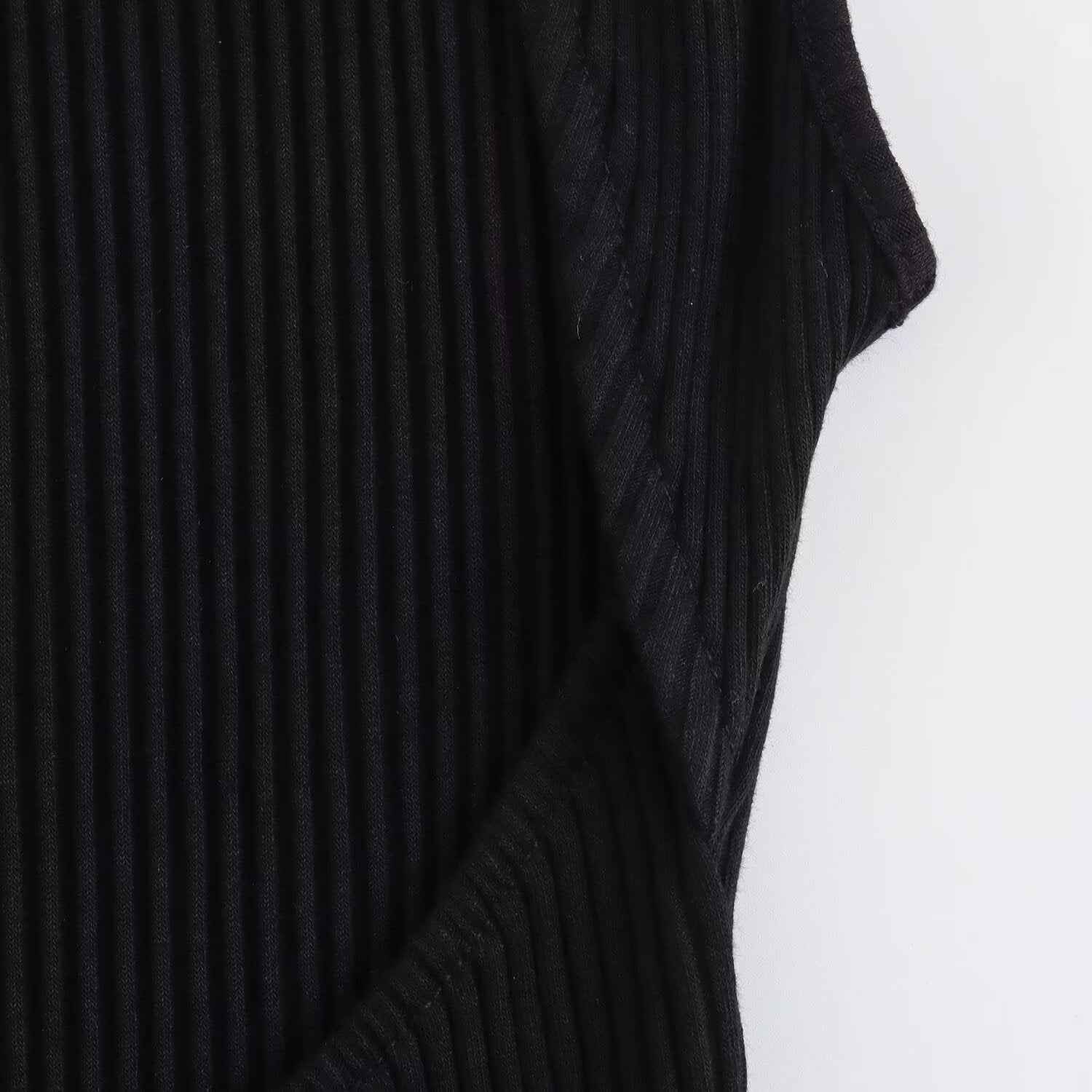 Vestido Curto Sem Manga em Tricot Canelado com Saia Godê de Alfaiataria – Béline VUE=IEUX OFICIAL