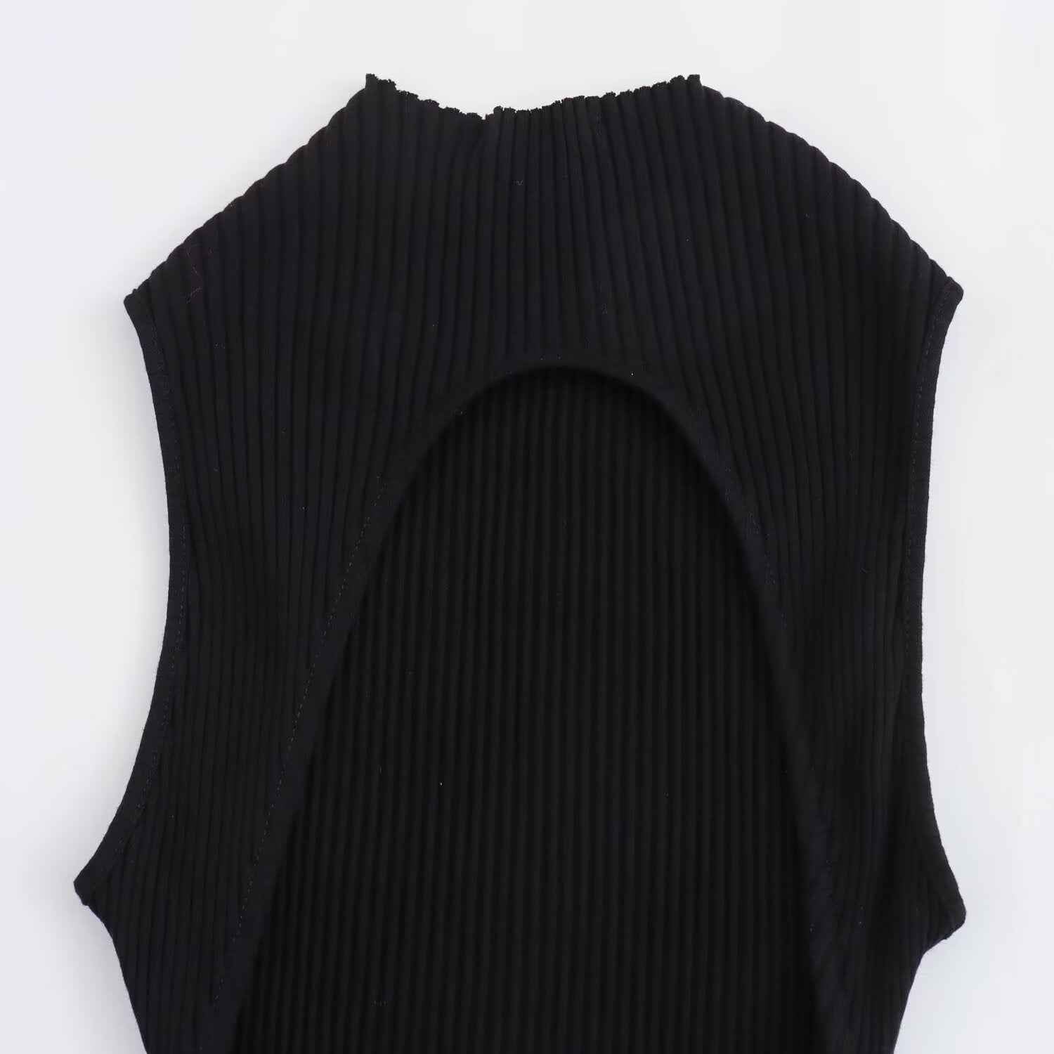 Vestido Curto Sem Manga em Tricot Canelado com Saia Godê de Alfaiataria – Béline VUE=IEUX OFICIAL