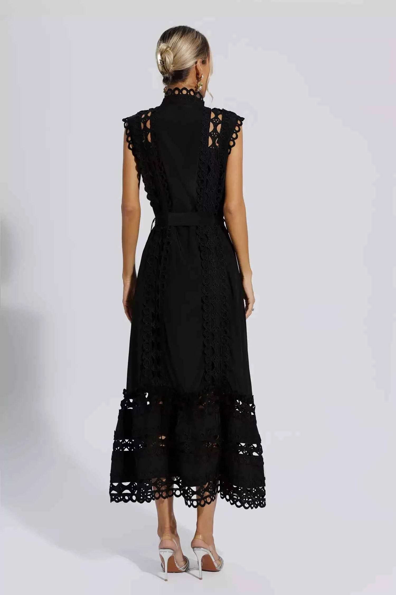 Vestido Longo de Renda Bordada com Botões Frontais e Cintura Ajustada – Noelle VIEUX OFICIAL