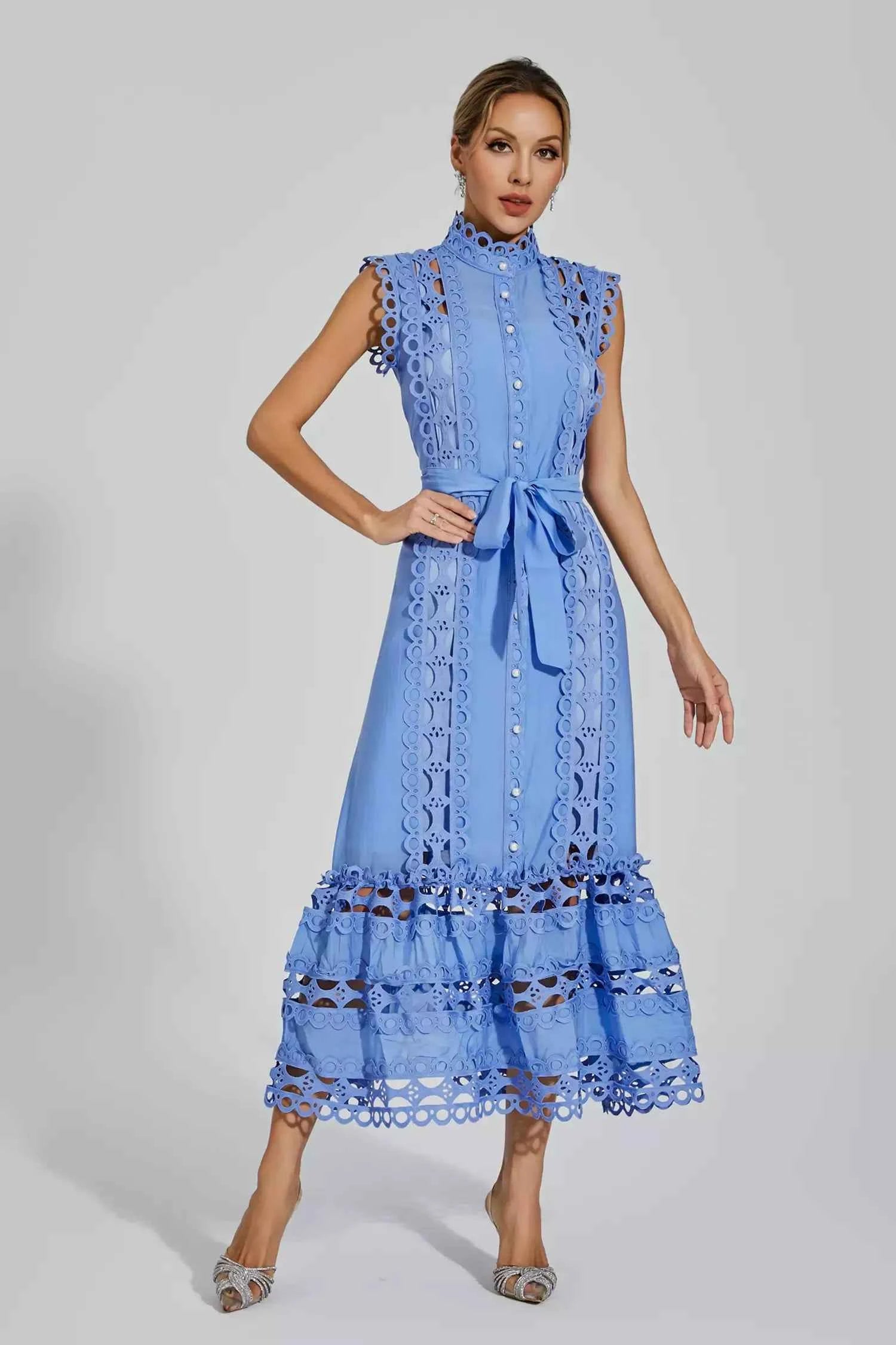 Vestido Longo de Renda Bordada com Botões Frontais e Cintura Ajustada – Noelle VIEUX OFICIAL