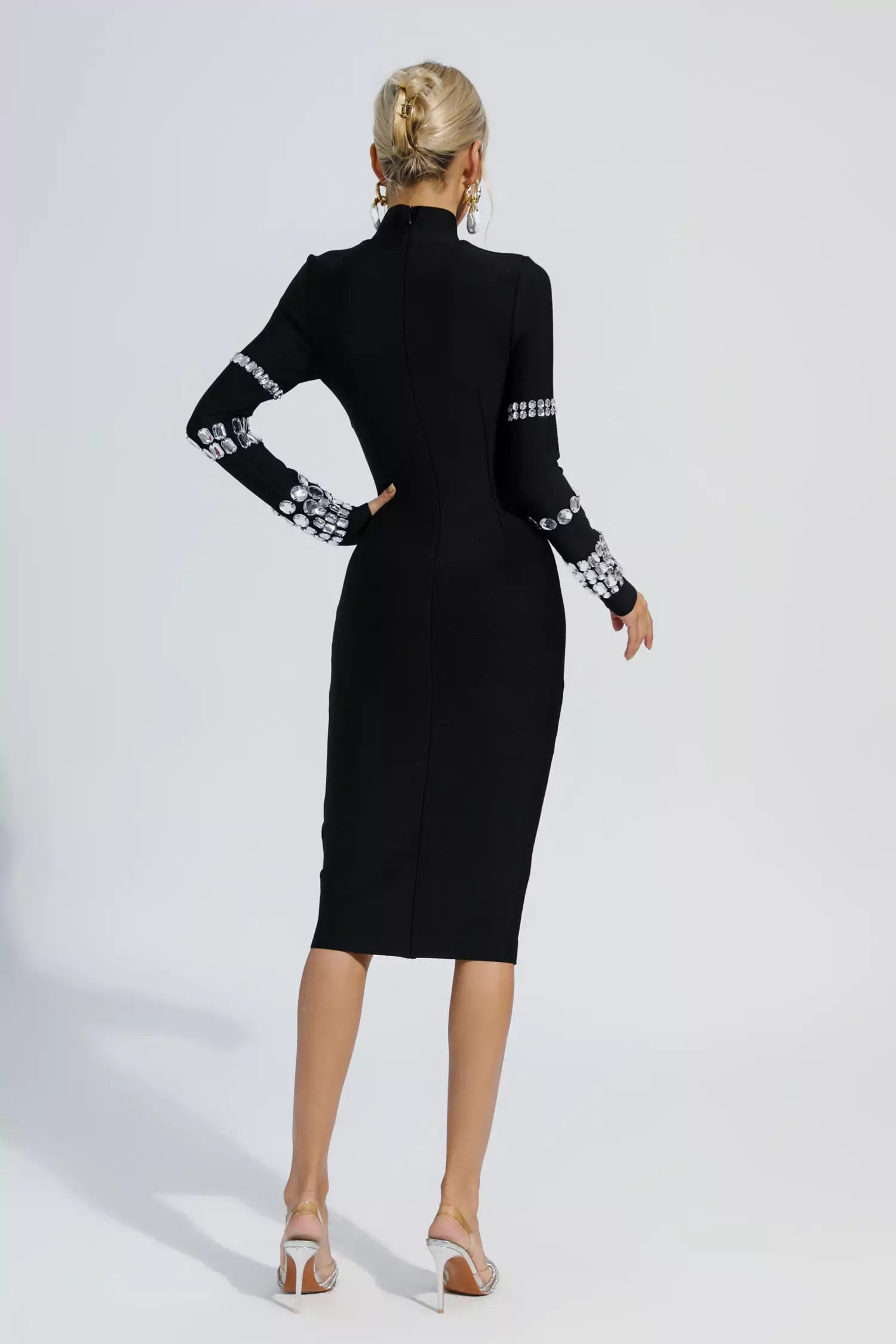 Vestido Midi Preto de Festa Justo com Gola Alta e Aplicações de Pedrarias Prateadas – Respire - VIEUX OFICIAL