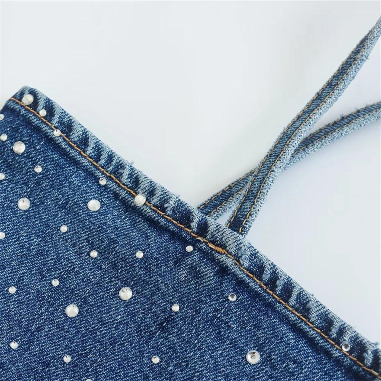 Top Cropped de Jeans com Alças Finas e Aplicações de Strass – Lumière VIEUX OFICIAL