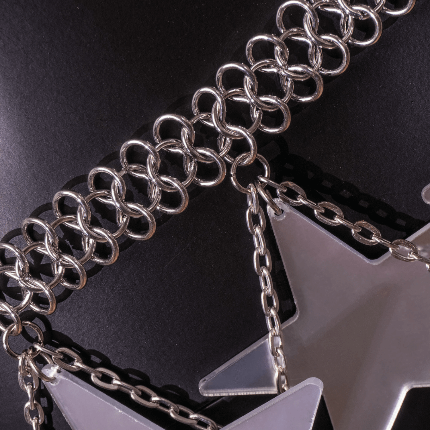 Top Feminino Metálico Prateado com Aplicações de Estrelas Espelhadas – Marjorie VIEUX OFICIAL