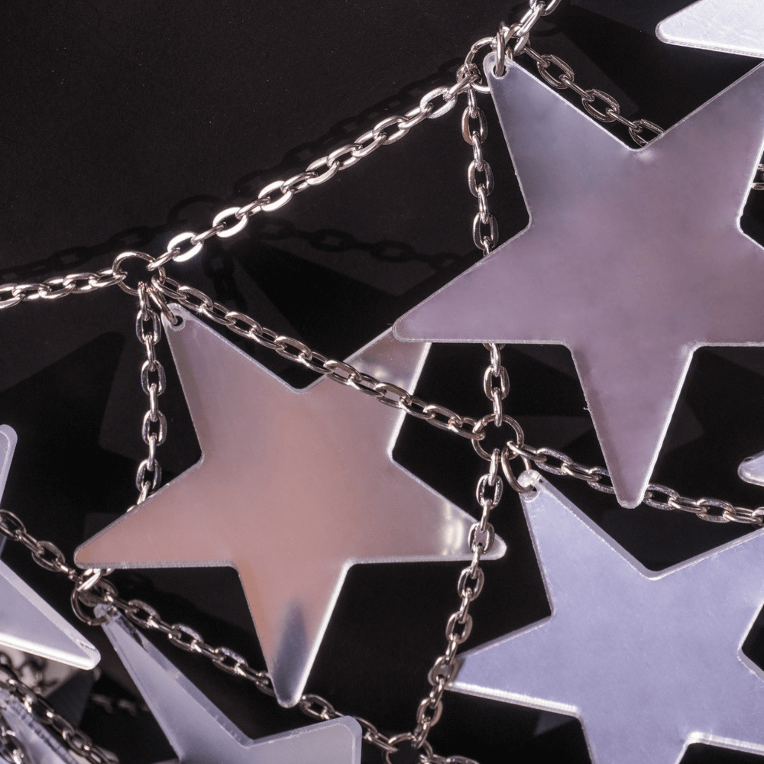 Top Feminino Metálico Prateado com Aplicações de Estrelas Espelhadas – Marjorie VIEUX OFICIAL