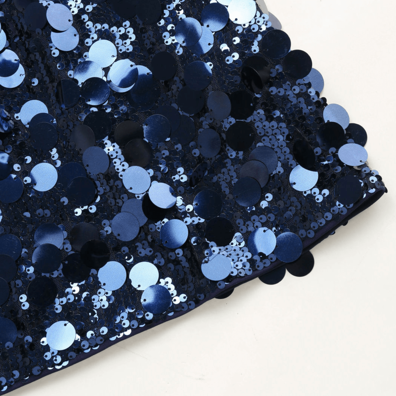 Vestido Curto Azul Marinho com Lantejoulas Grandes e Alças Finas - Paillette VIEUX OFICIAL