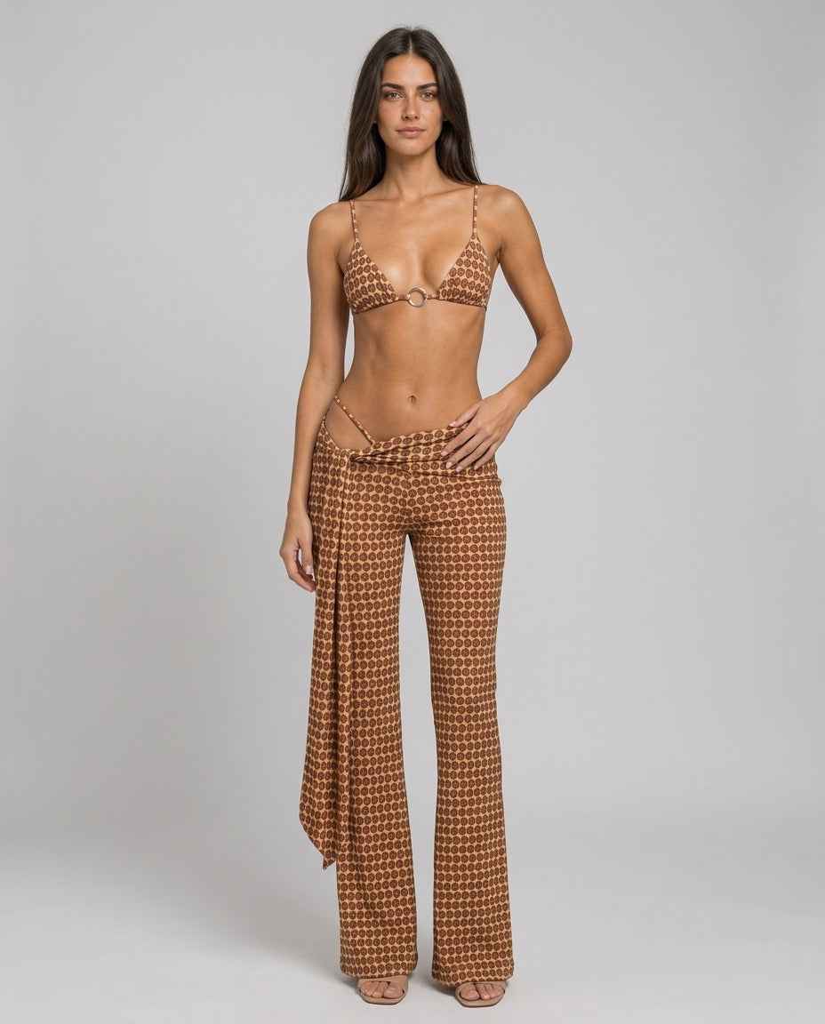 Conjunto Feminino Estampado com Top Triângulo e Calça Flare de Cintura Baixa – Philippine