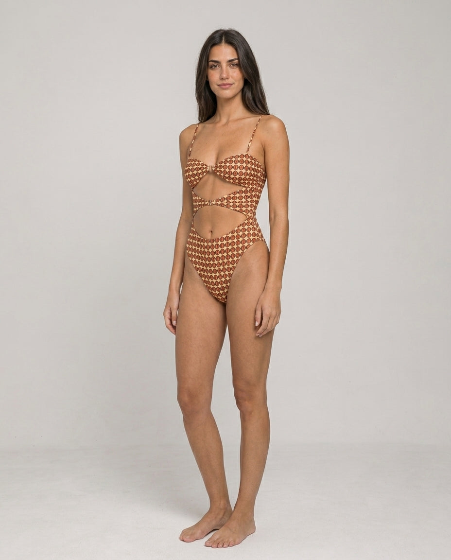 Body feminino Hermine estampado geométrico em bege, marrom e bordô – vista diagonal