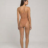 Body feminino Hermine estampado geométrico em bege, marrom e bordô – vista posterior