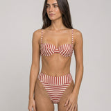Biquíni feminino Aubeline listrado vermelho e off-white – editorial aproximado