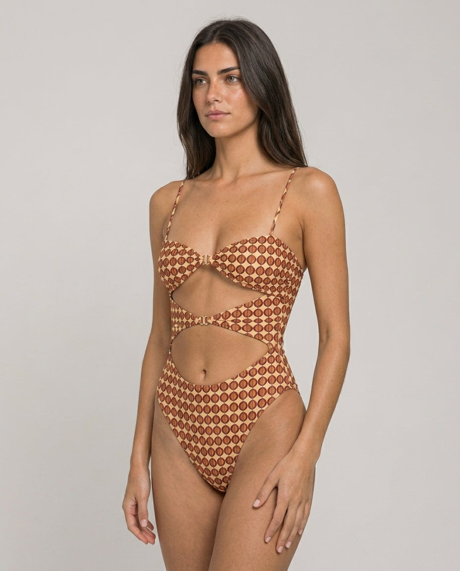 Body feminino Hermine estampado geométrico – editorial aproximado dos recortes e detalhes metálicos