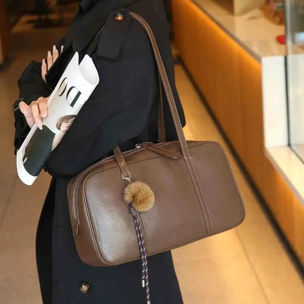 Bolsa de ombro feminina retangular de couro PU granulado com charm de pompom marrom Armance VIEUX OFICIAL