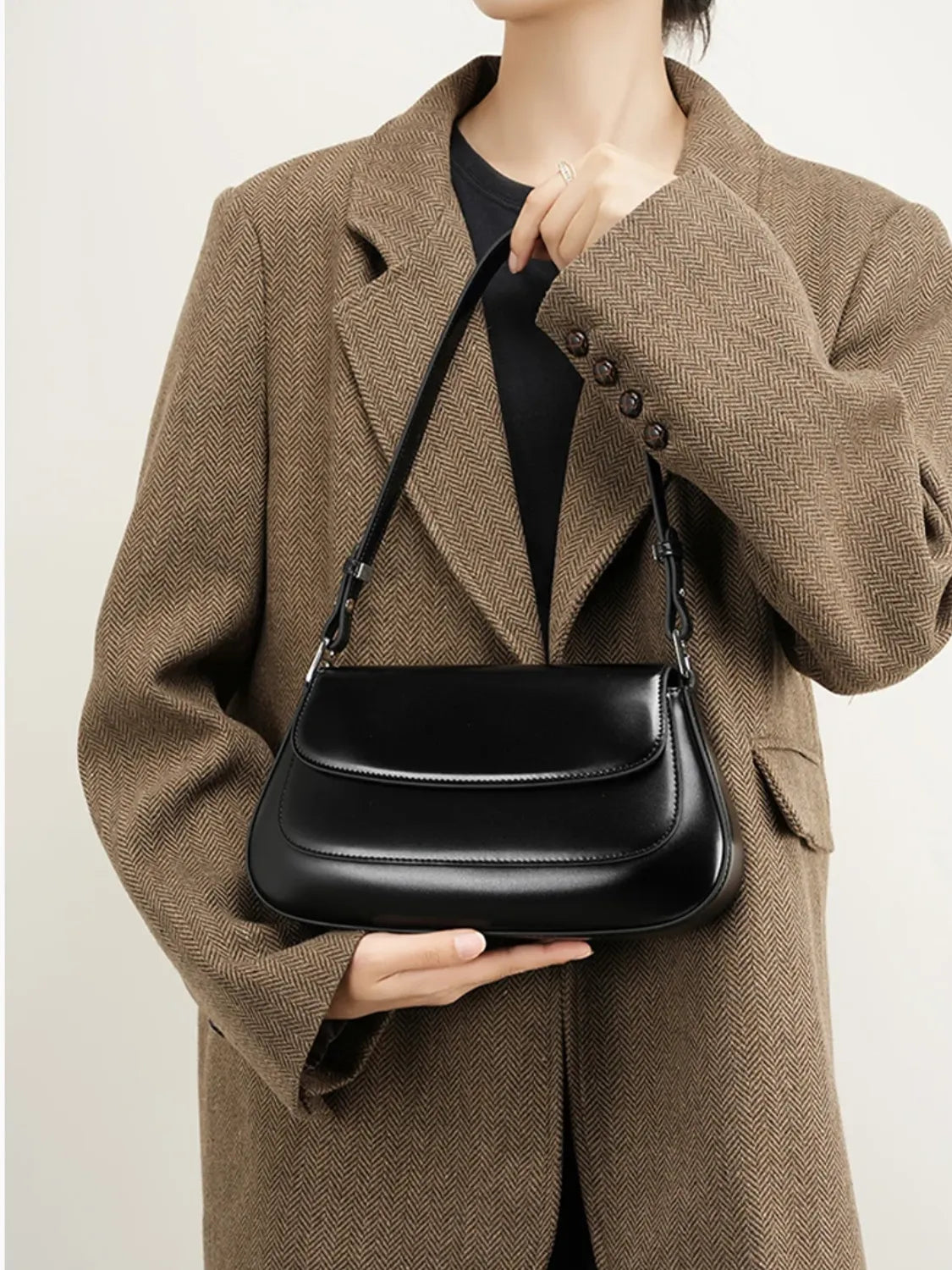 Bolsa Feminina Baguete Tiracolo em Couro PU com Alça Ajustável - VersaillesBolsa Feminina Baguete Tiracolo em Couro PU com Alça Ajustável - Versailles VIEUXOFICIAL