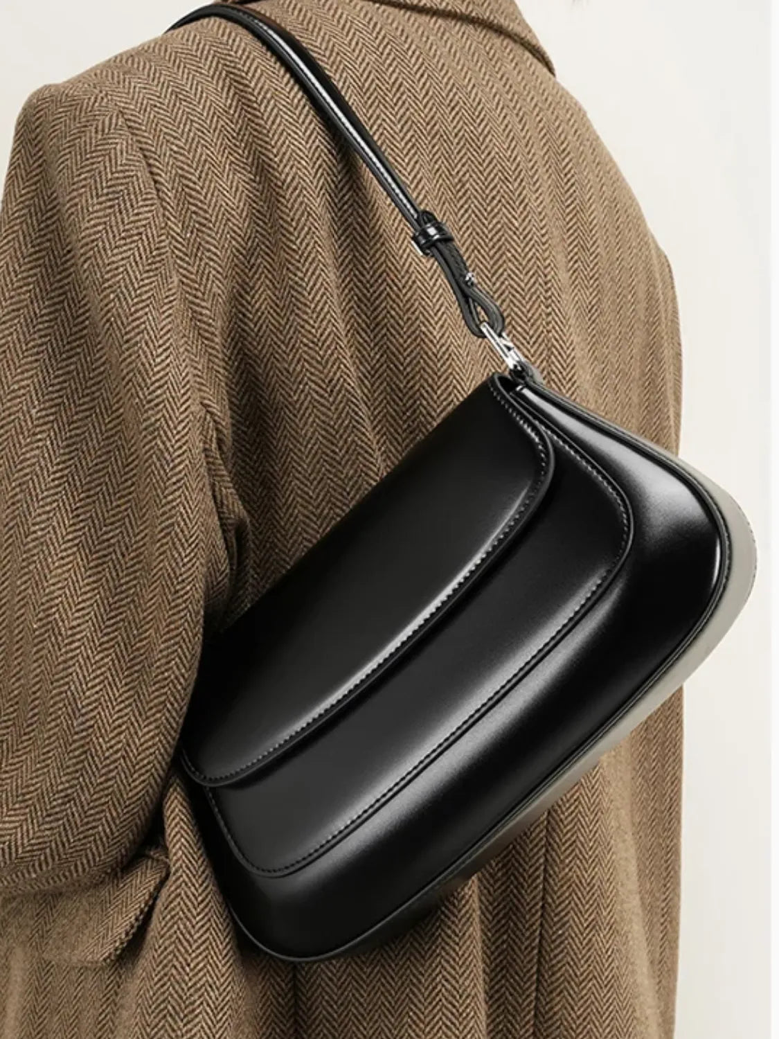 Bolsa Feminina Baguete Tiracolo em Couro PU com Alça Ajustável - VersaillesBolsa Feminina Baguete Tiracolo em Couro PU com Alça Ajustável - Versailles VIEUXOFICIAL