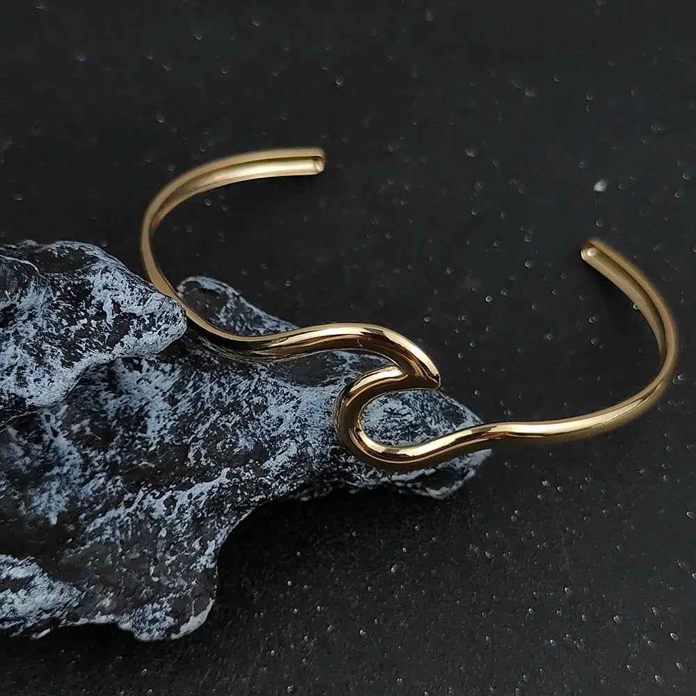 Bracelete Feminino Metálico Fino Ondulado – Onda