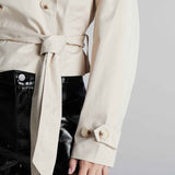 Casaco Feminino Cropped Estilo Trench Coat com Amarração – Antonella