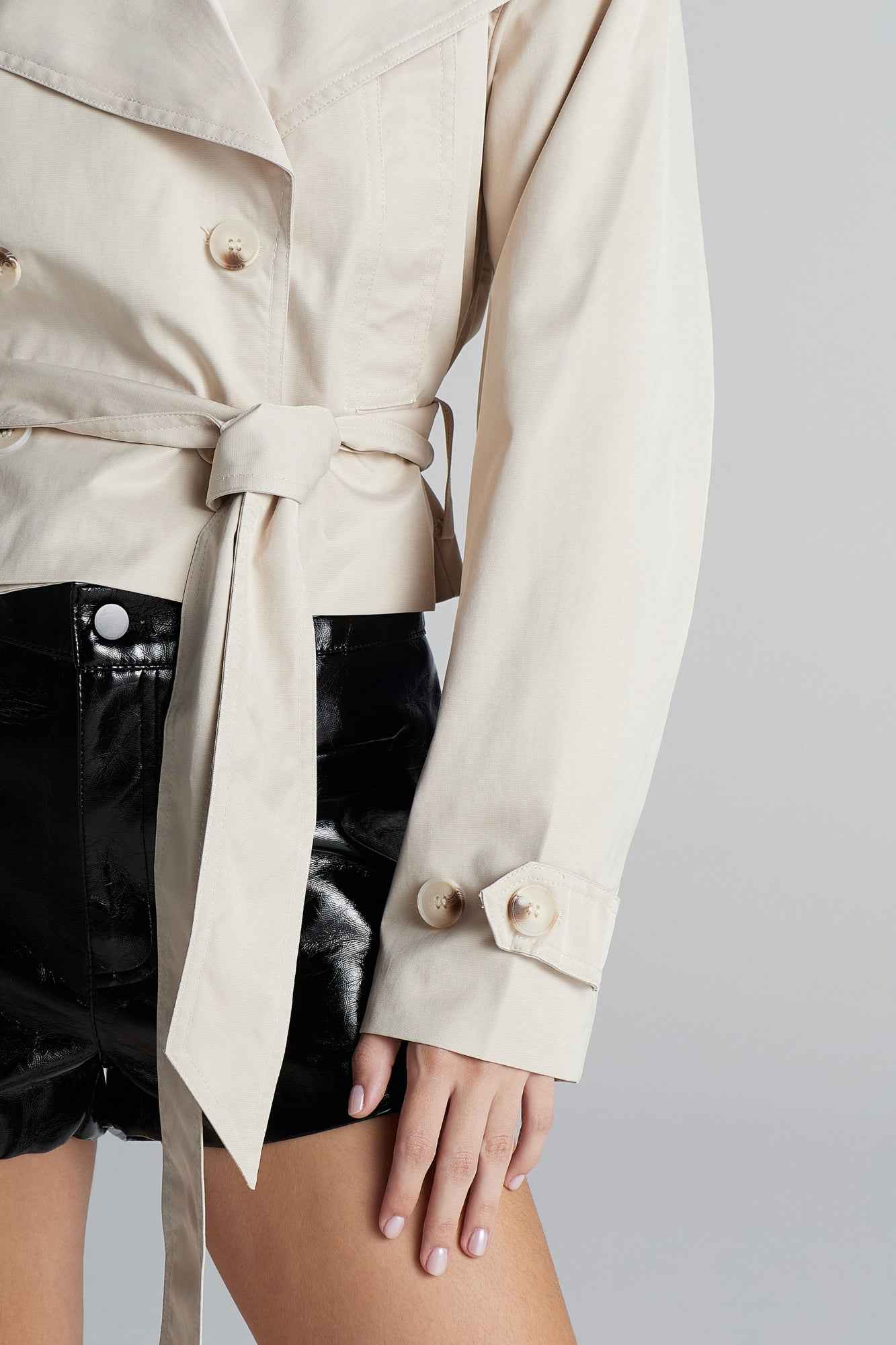 Casaco Feminino Cropped Estilo Trench Coat com Amarração – Antonella