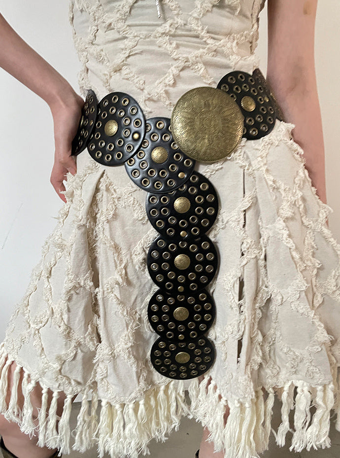 Cinto largo com pendente em cascata alongando a silhueta Oráculo VIEUX OFICIAL