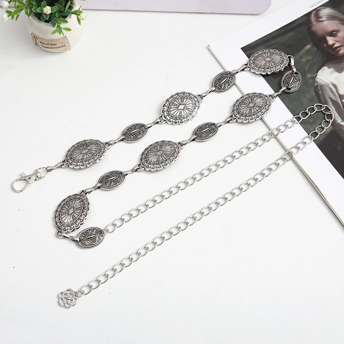 Cinto de medalhas metálicas para compor looks boho Égide VIEUX OFICIAL