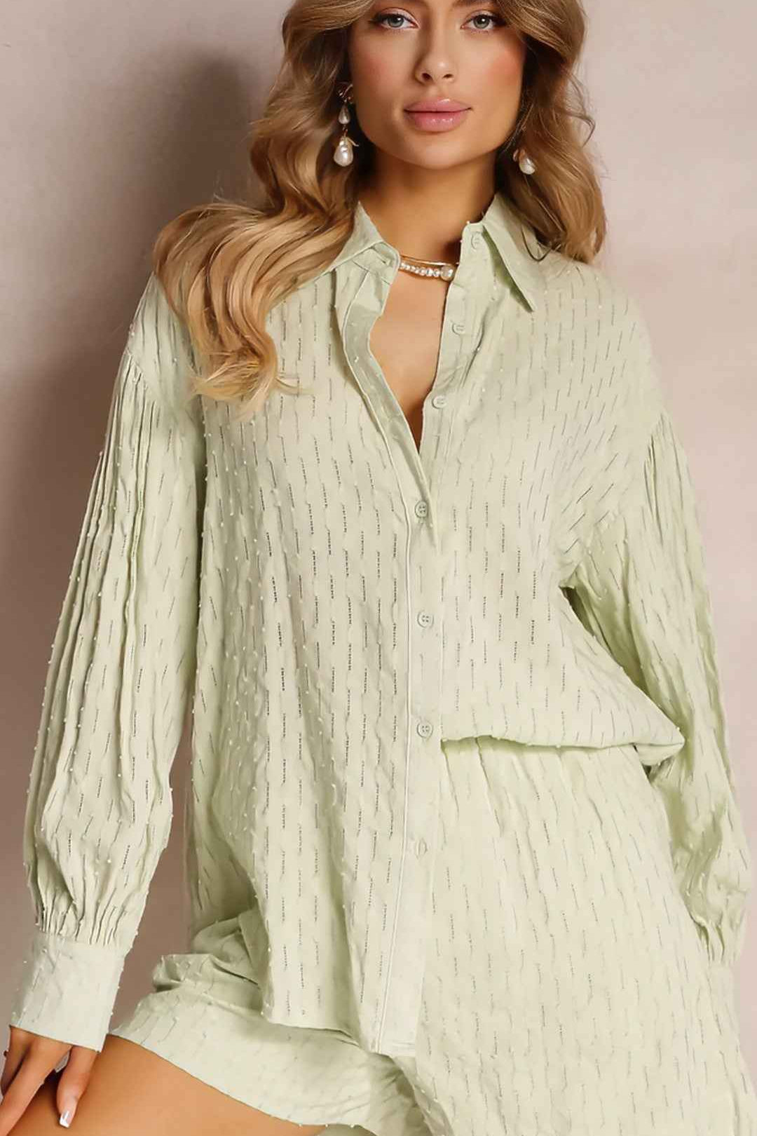 Conjunto Conjunto Feminino de Camisa Oversized e Shorts com Textura Acetinada – Calogero - VIEUX OFICIAL