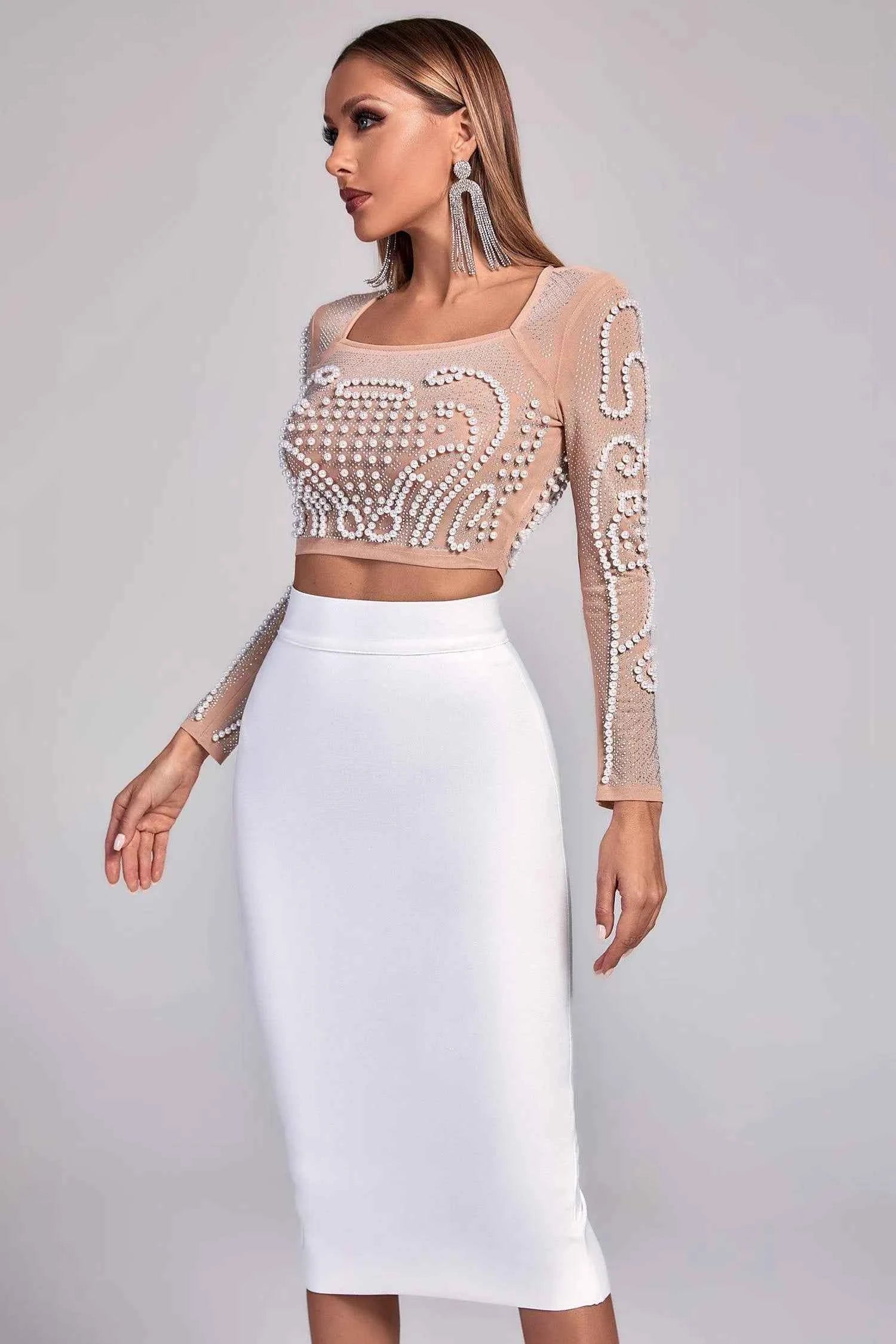 Conjunto_Feminino_Com_Cropped_com_P_rolas_Bordadas_em_Tule_Nude_Saia_Midi_Branca_de_Cintura_Alta_GerardVIEUX_OFICIAL