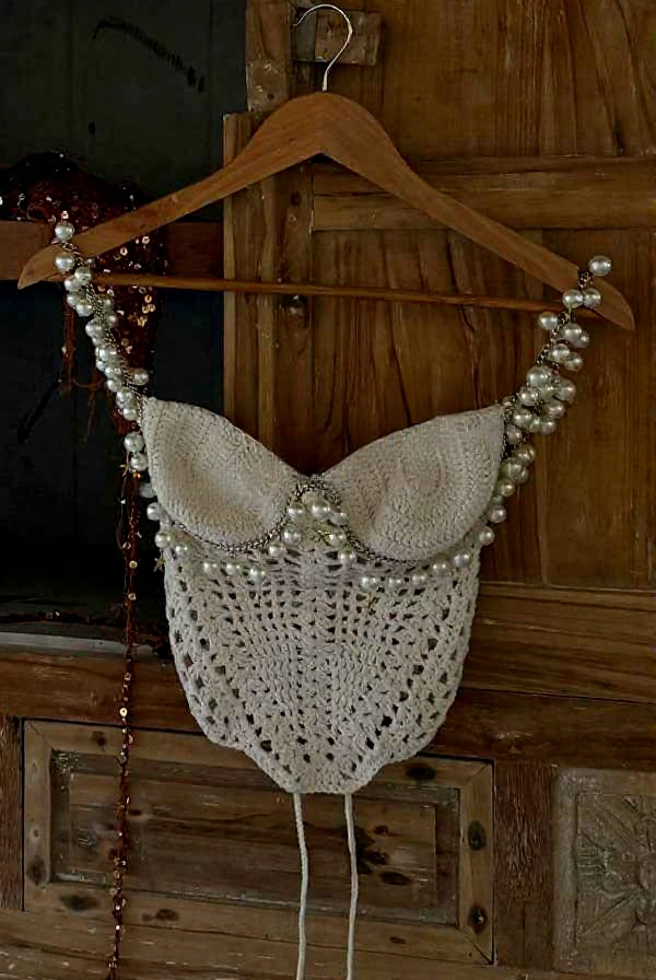 Conjunto Feminino de Crochê com Pérolas – Top Bustier e Saia Longa Nereide