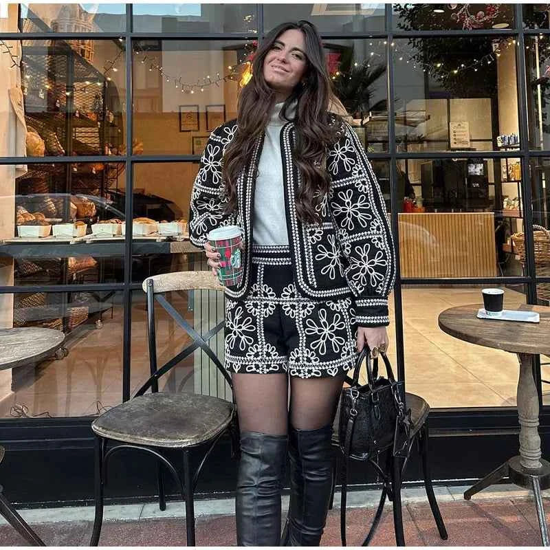 Conjunto feminino de alfaiataria com casaco cropped e shorts bordado preto Ferreux VIEUX OFICIAL