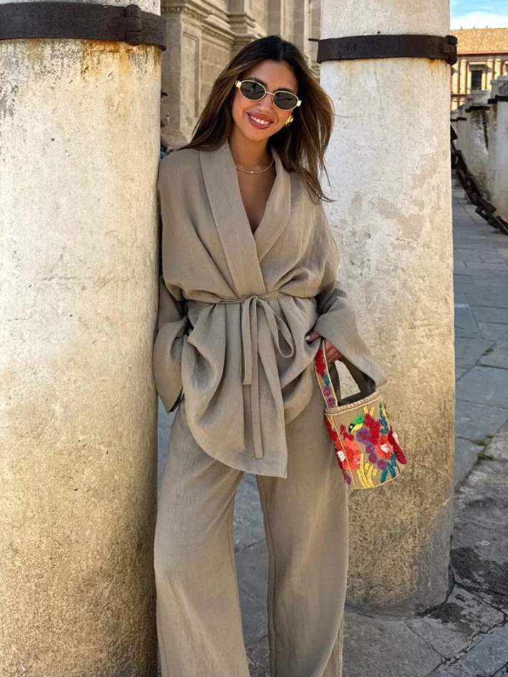 Conjunto Feminino de Calça Pantalona e Blazer Kimono com Faixa – Figaro