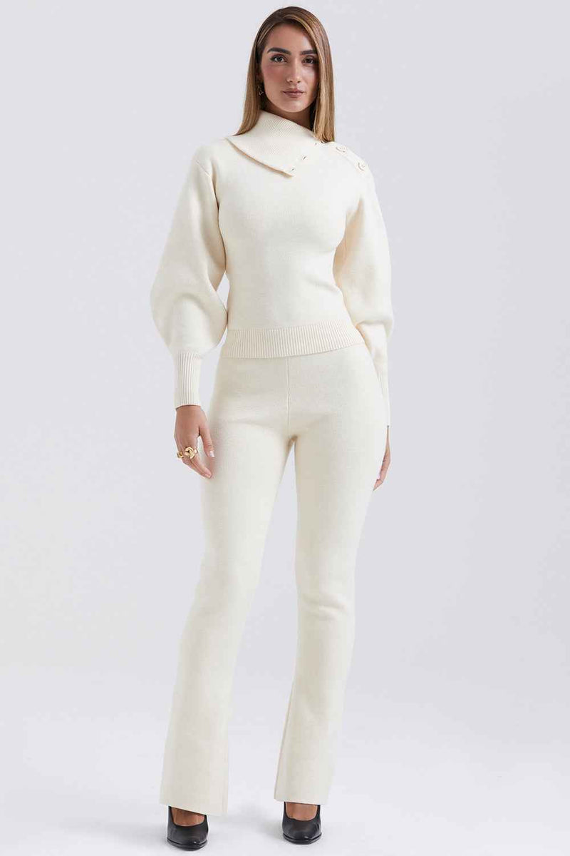 Conjunto feminino de tricô off white com gola assimétrica e calça flare branco Mappelle VIEUX OFICIAL