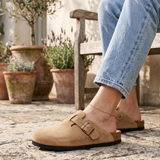 Clog Feminino de Camurça Anatômico com Fivela Ajustável – Renée
