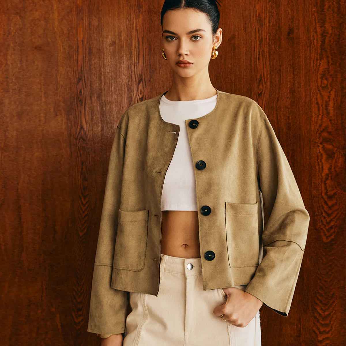 Jaqueta Feminina Cropped Suede com Botões e Bolsos Frontais – Vittoria