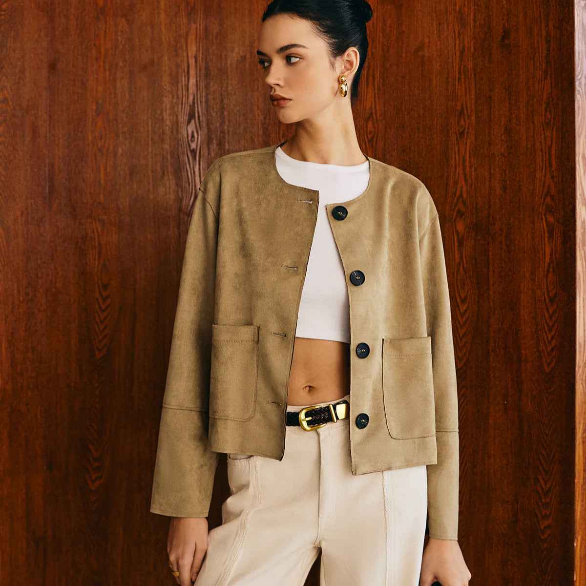 Jaqueta Feminina Cropped Suede com Botões e Bolsos Frontais – Vittoria