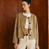 Jaqueta Feminina Cropped Suede com Botões e Bolsos Frontais – Vittoria