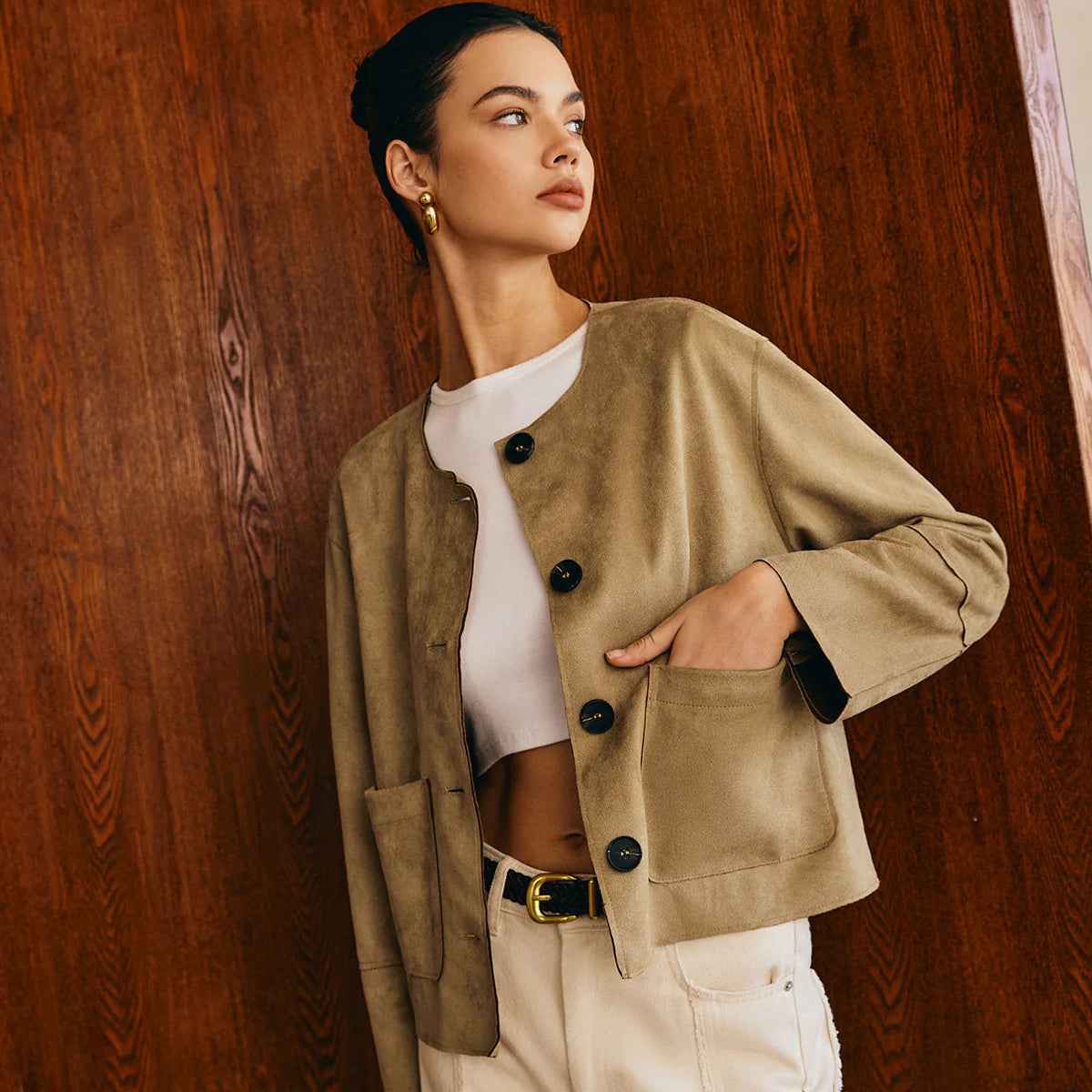 Jaqueta Feminina Cropped Suede com Botões e Bolsos Frontais – Vittoria