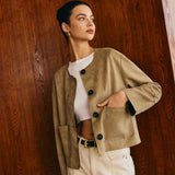Jaqueta Feminina Cropped Suede com Botões e Bolsos Frontais – Vittoria