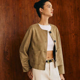 Jaqueta Feminina Cropped Suede com Botões e Bolsos Frontais – Vittoria