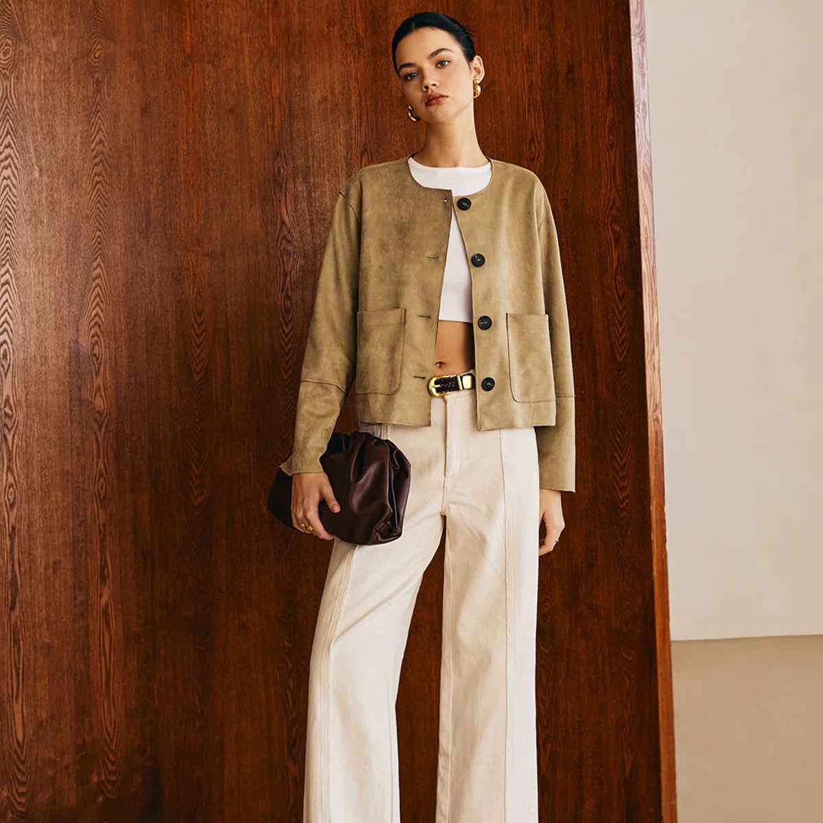 Jaqueta Feminina Cropped Suede com Botões e Bolsos Frontais – Vittoria
