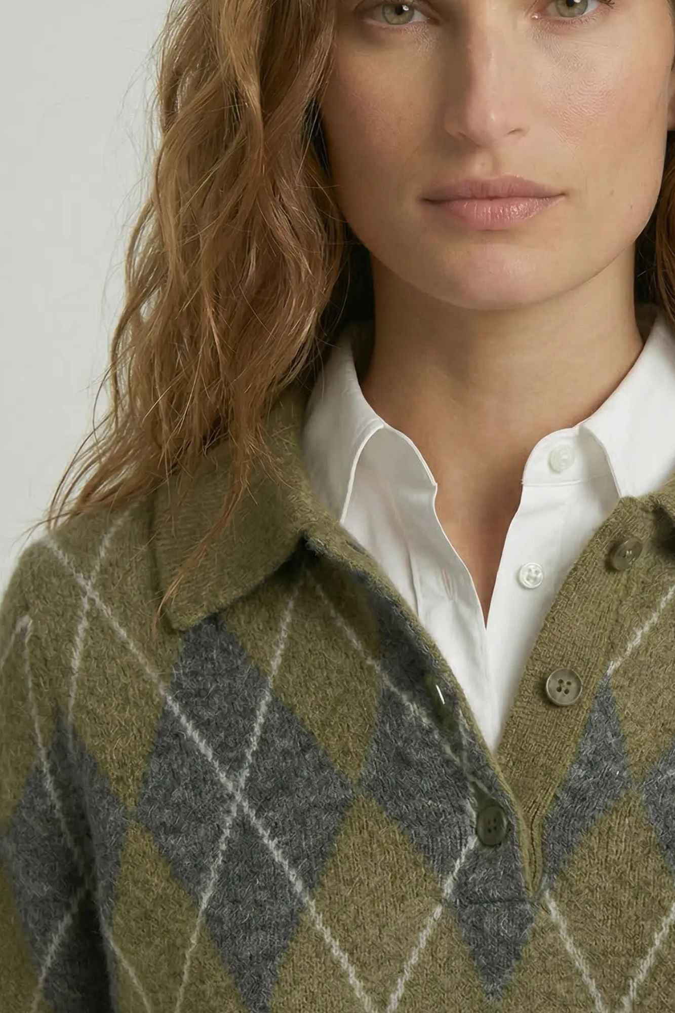 Detalhe da gola polo do suéter de tricô Beatrice VIEUX OFICIAL