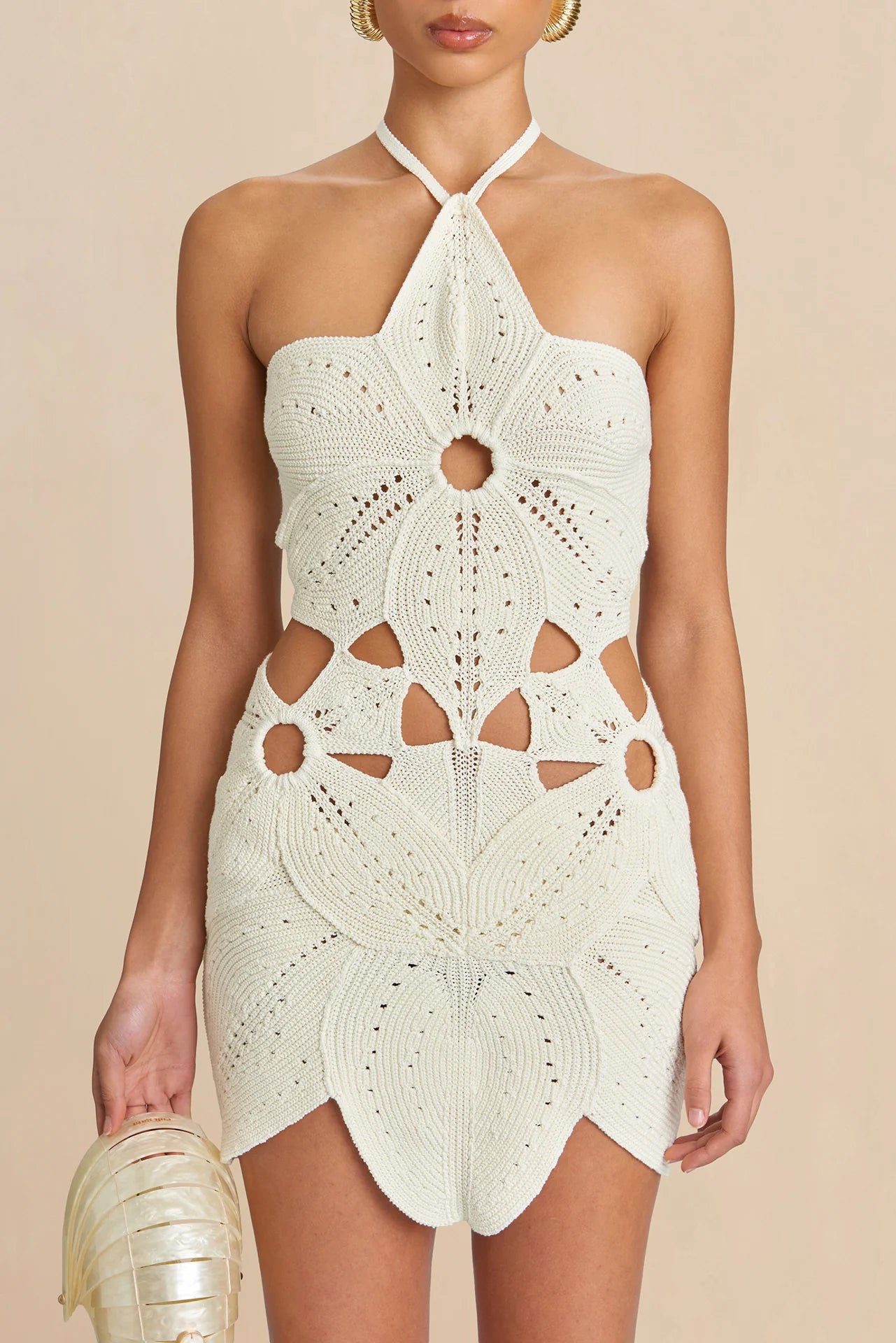 Vestido Curto de Crochê com Recortes Vazados e Flor 3D no Decote Halter – Charrier - VIEUX OFICIAL