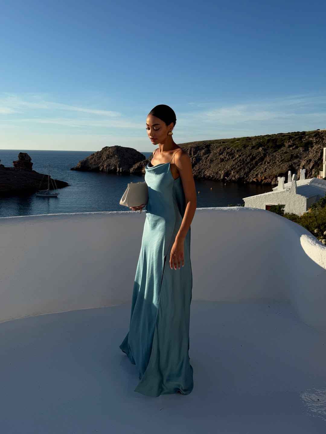 Vestido Longo de Cetim com Decote Degagê e Alças Finas Rosa – Viene